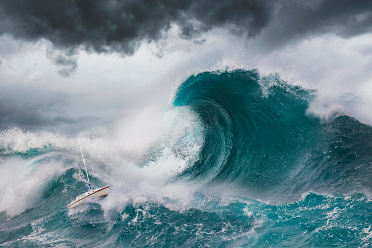 Приснившаяся волна цунами толкуется как призыв к действию. 