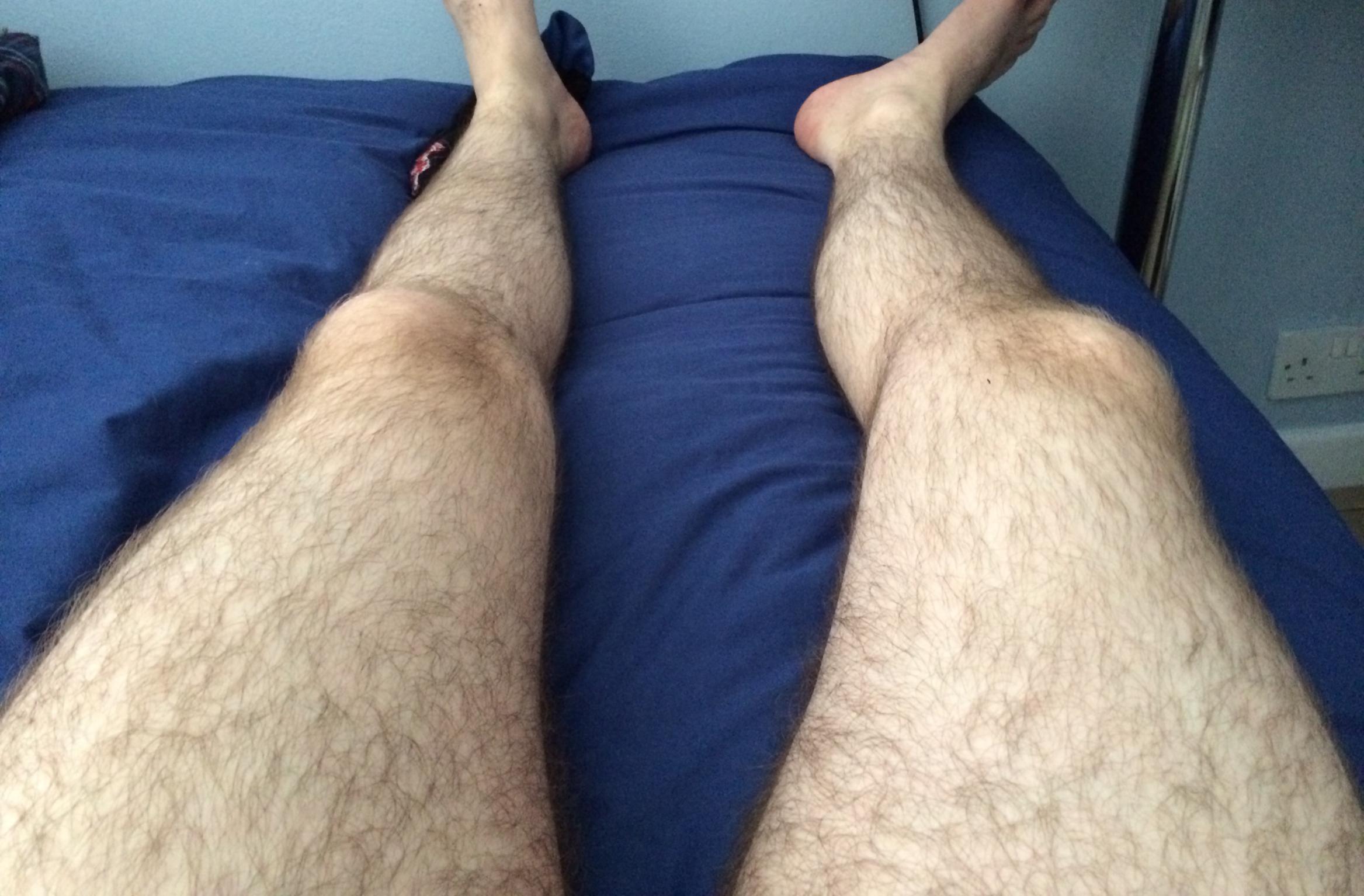 Видеть волосатые ноги. Ноги парней. Ножки мужские. Самые волосатые ноги в мире.