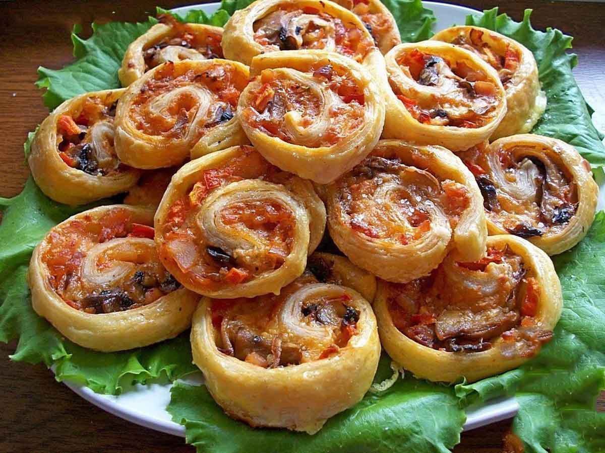 пицца рецепт в домашних условиях в духовке из слоеного теста с колбасой и сыром помидорами фото 108