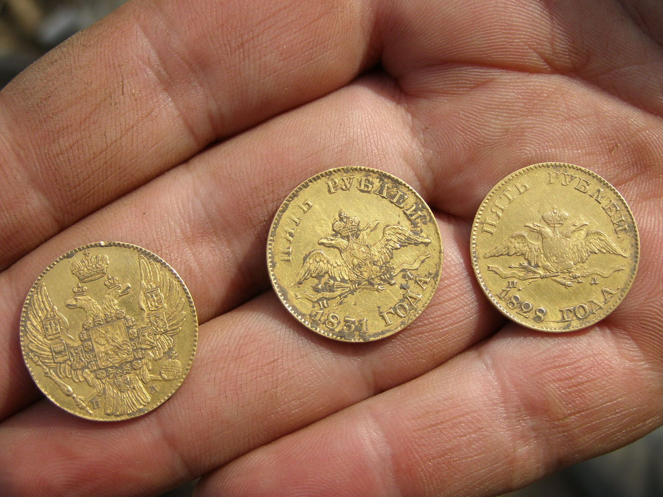К чему снится находка. Золотые монеты Российской империи клад. Монета Золотая. Находки золотых монет. Современные золотые монеты.