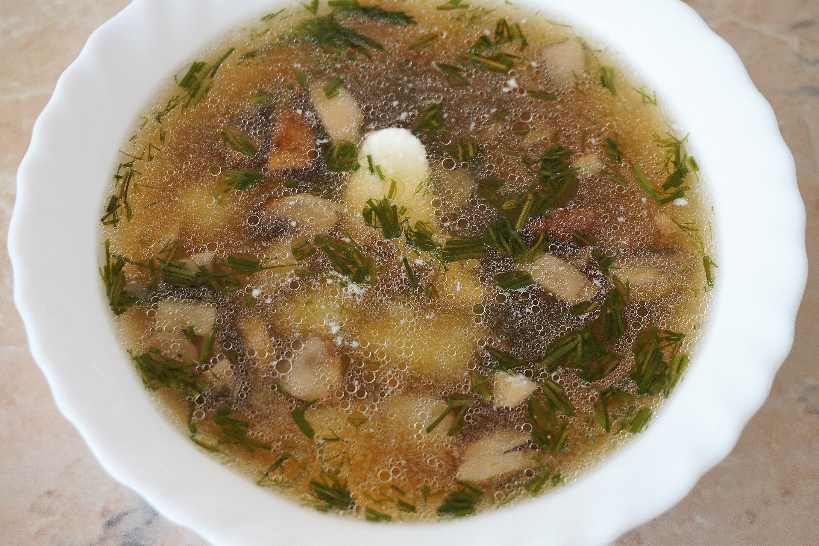 Суп с грибами. Домашний грибной суп. Суп с шампиньонами. Суп из шампиньонов. Суп из шампиньонов с картофелем.