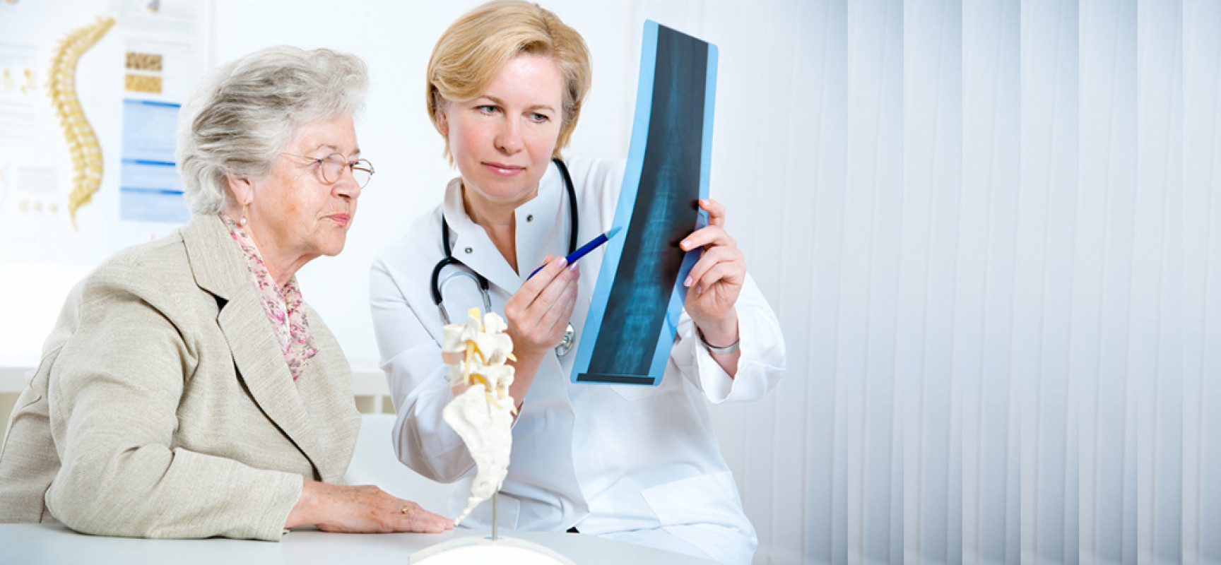 Лечение остеопороза врачи. Остеопороз фото. Остеопороз у пожилых людей. Остеопороз у женщин. Пациент с остеопорозом.