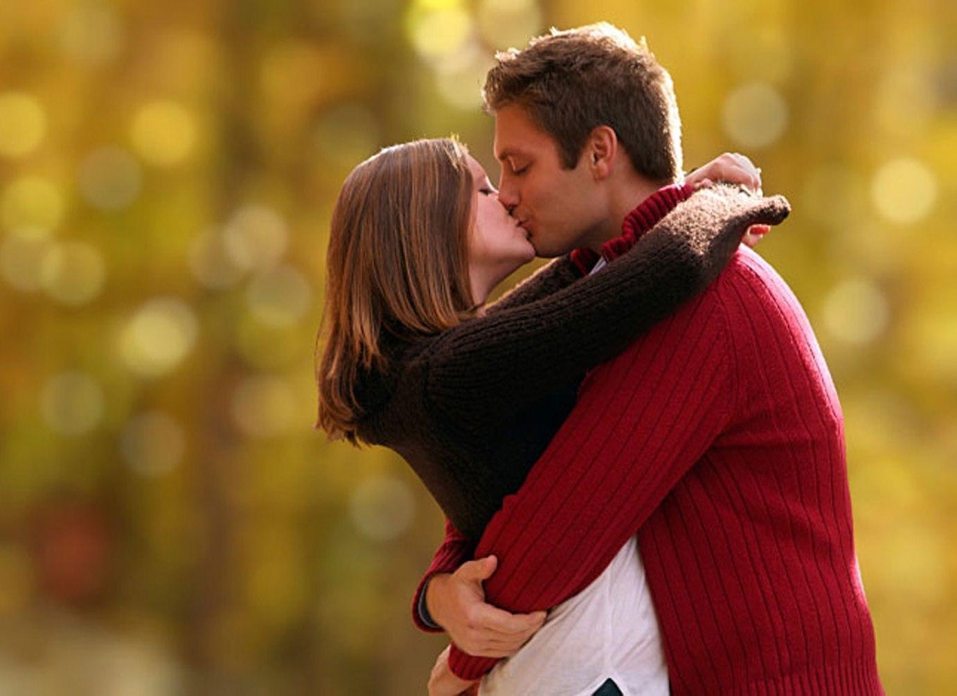 Парень и девушка обнимаются и целуются фото