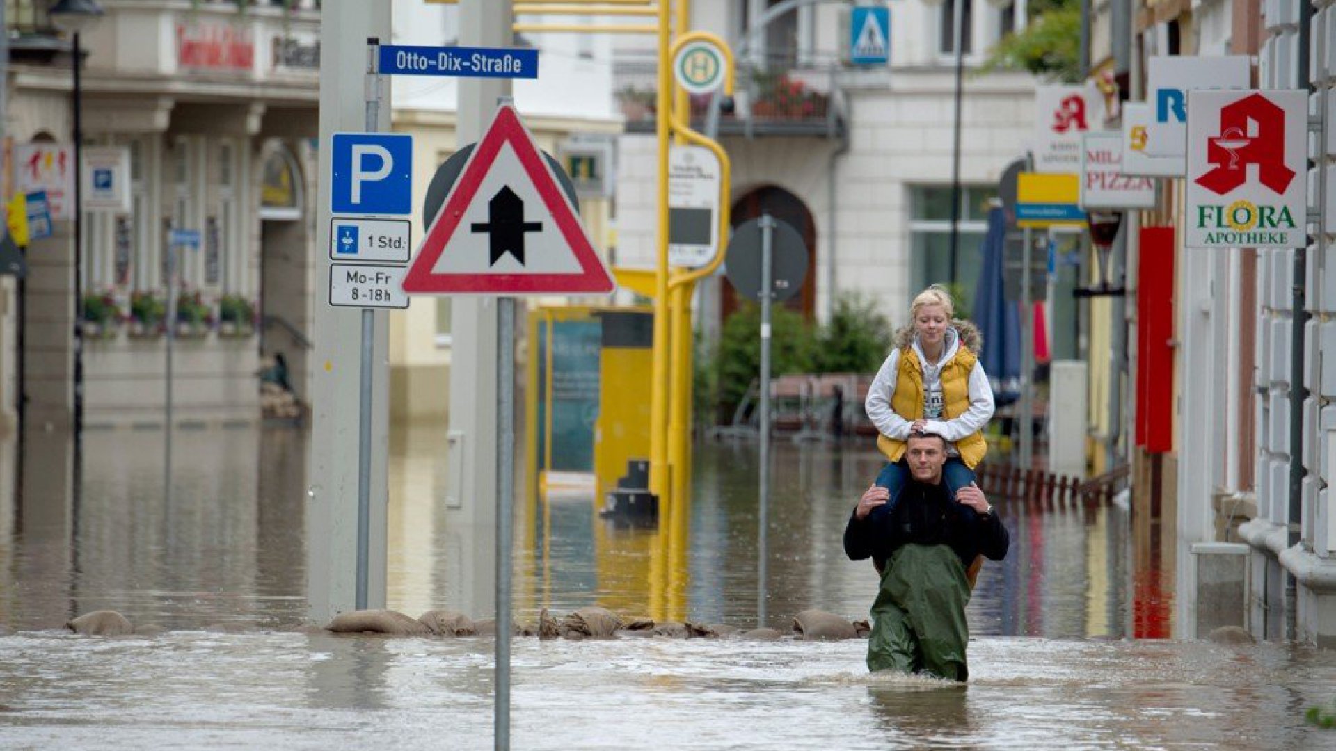 Сонник вода на улице. Затопленная Европа.