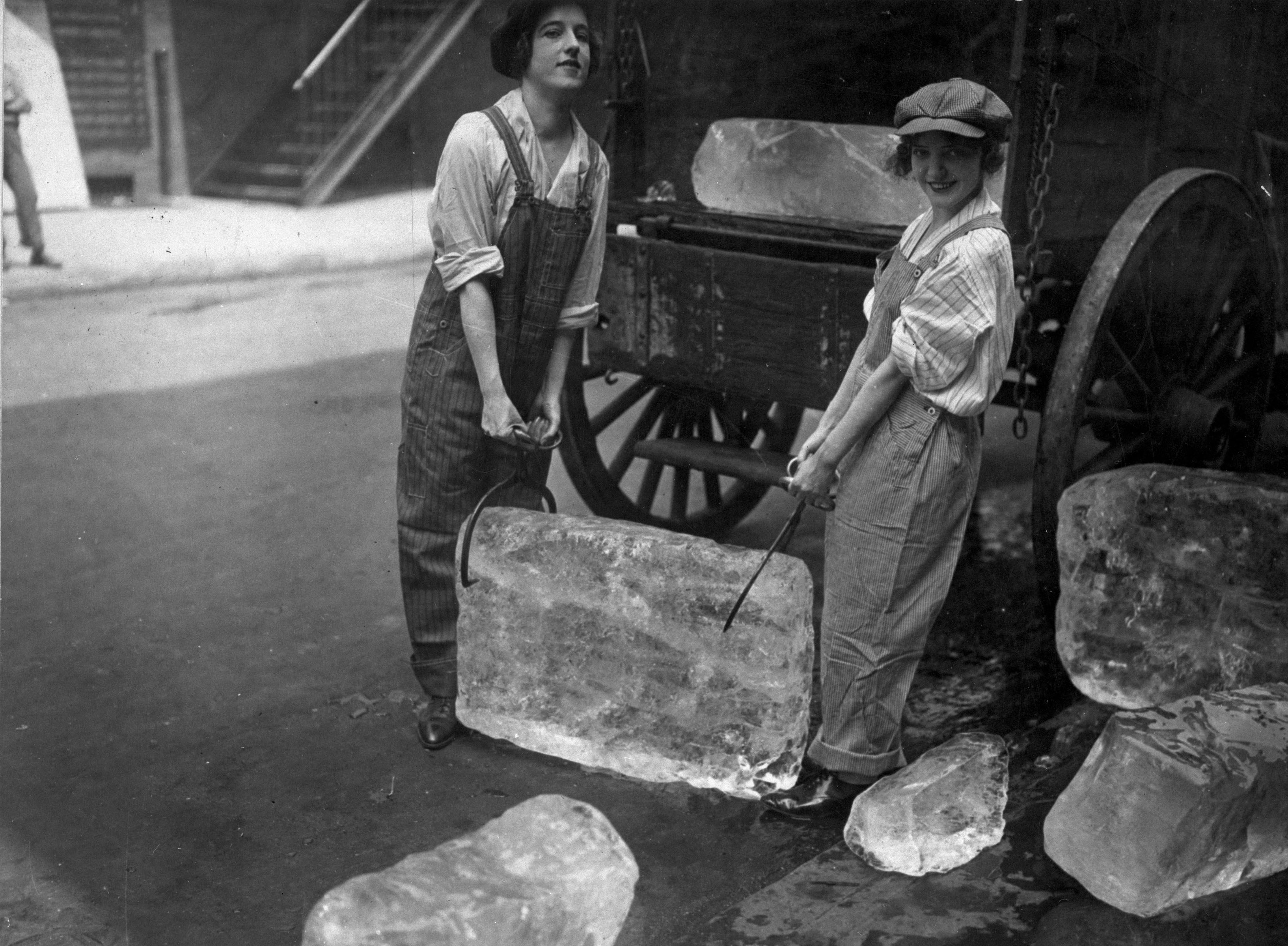 Позабытое старое. Старинные профессии. Женский труд в США. Редкие исторические кадры. Тяжелый женский труд в прошлом веке.