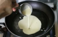 Почему блины рвутся при переворачивании и прилипают к сковороде при жарке? Кулинарные советы, как исправить ситуацию.