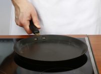 Почему блины рвутся при переворачивании и прилипают к сковороде при жарке? Кулинарные советы, как исправить ситуацию.