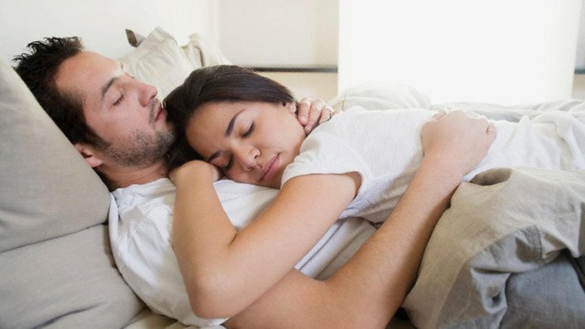 Жена укладывает мужу спать