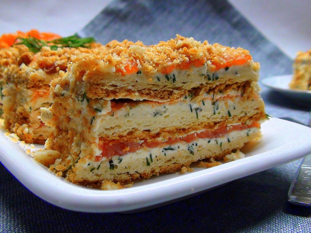 Закусочный торт из курицы с морковью