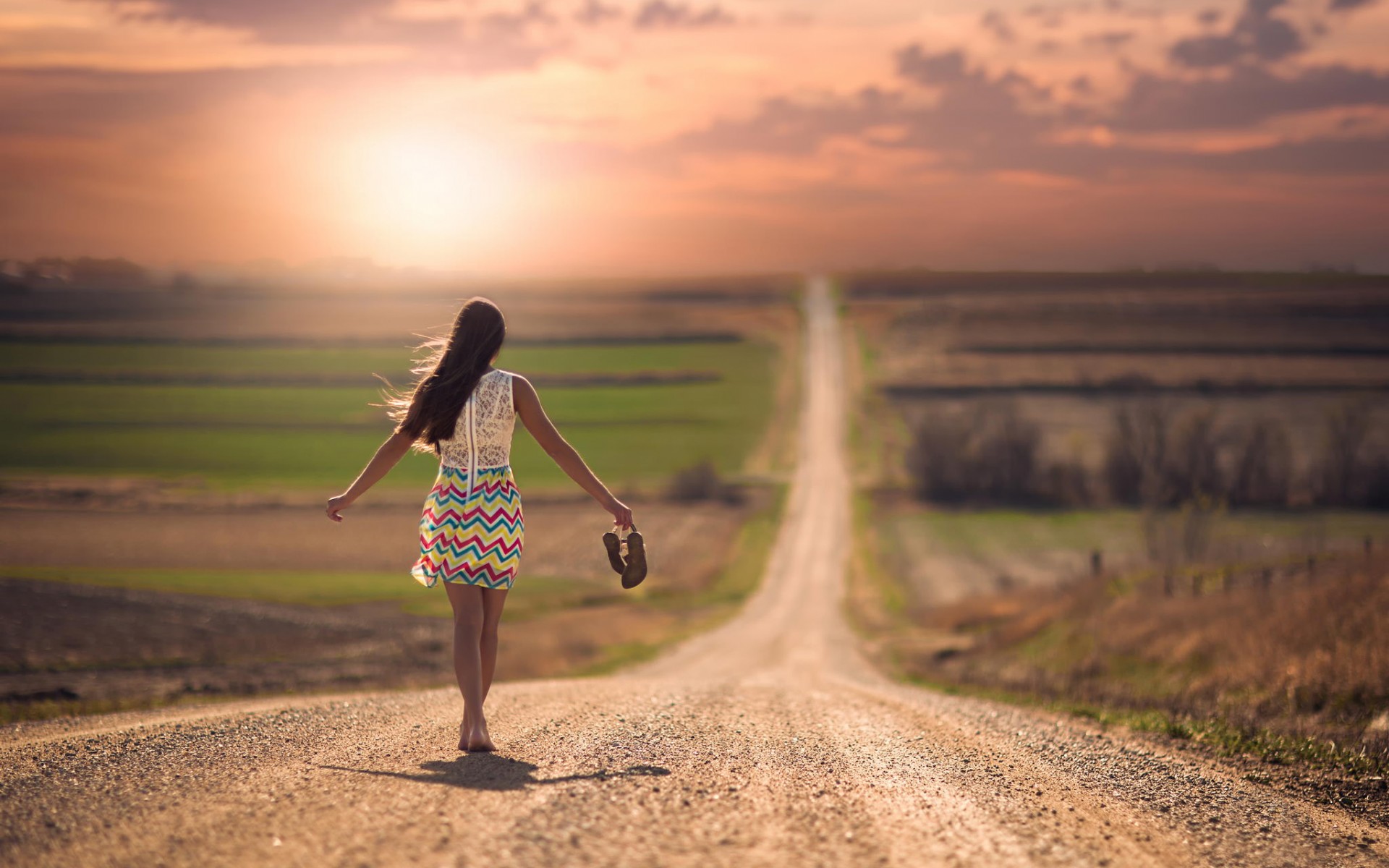 Нужно думать о будущем. Девушка бежит по дороге. Дорога к счастью. Девушка в пути. Идти своей дорогой.