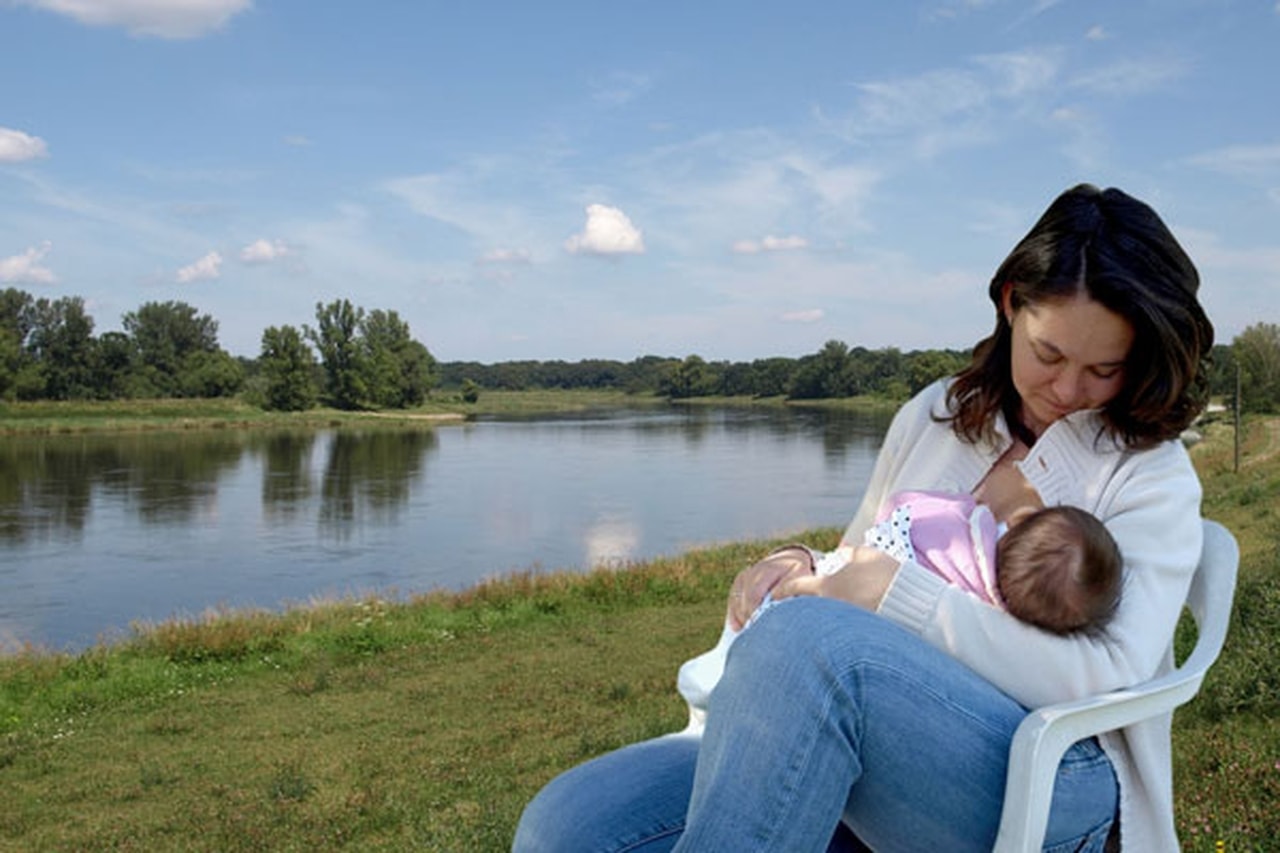 Кормящая женщина фото. Фото кормящей женщины с ребенком. Кормит грудью чужого ребенка. Кормление ребенка грудью в общественном месте фото. Сон кормить грудью девочку к чему снится