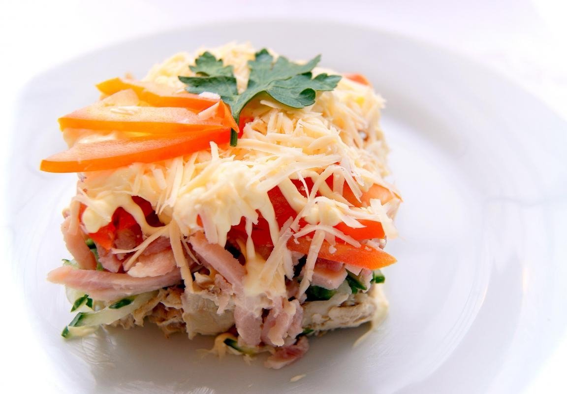 Салат минутка с копченой грудкой и помидорами и сыром и яйцом рецепт с фото пошагово