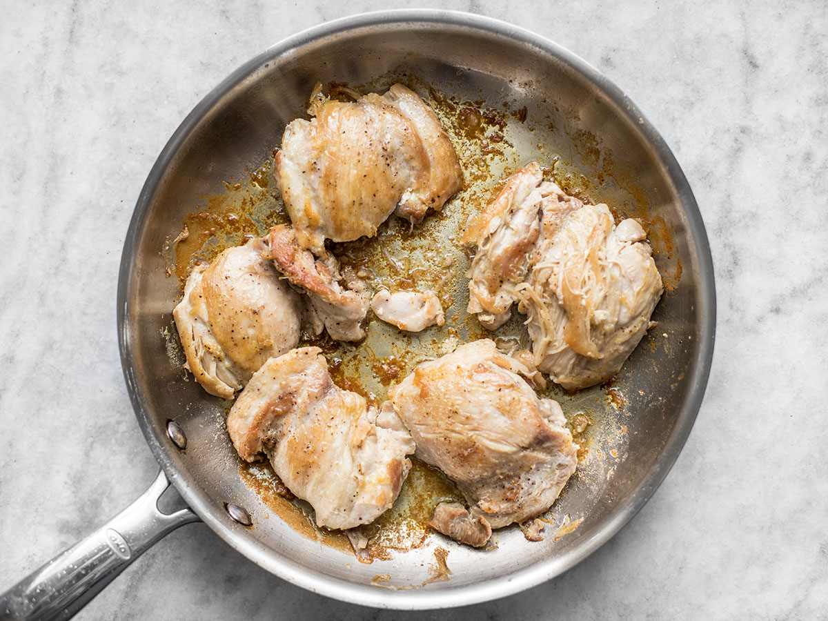 Быстро приготовить филе курицы на сковороде. Блюда из куриных бедрышек. Куриные бедра на сковородке. Куриные бёдрышки на сковороде. Вкусные куриные бедрышки на сковороде.