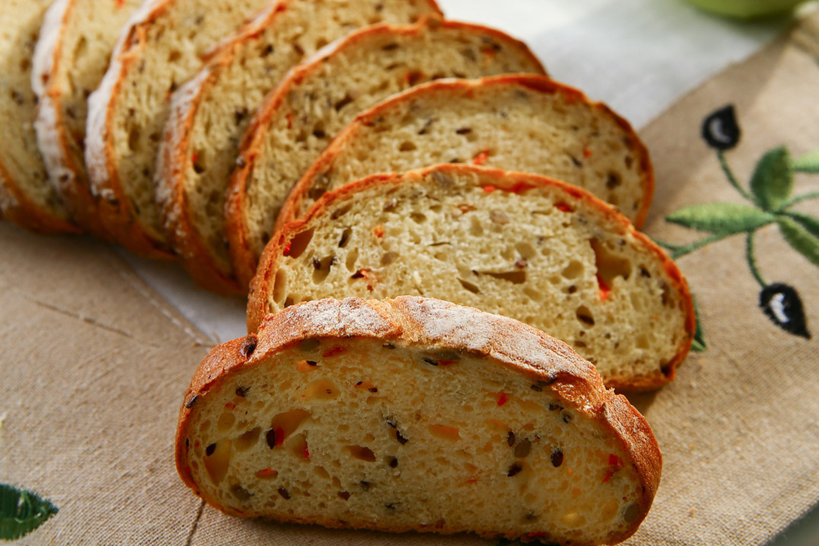 Рецепт вкусного мягкого хлеба. Чиабатта. Хлеб чеббато. Итальянский хлеб чиабатта. Смешанный хлеб с пряностями.