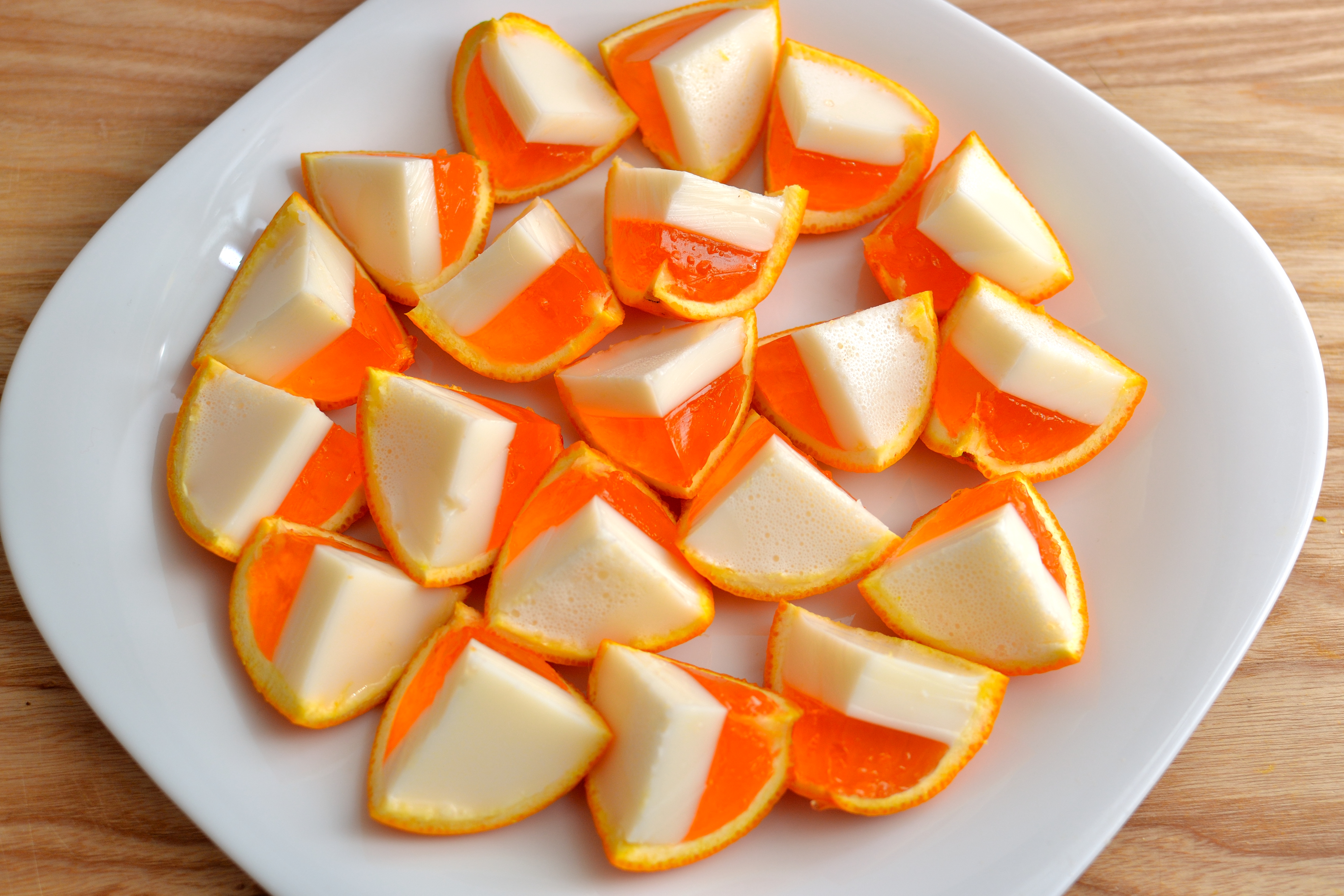 Желейные конфеты в домашних. Желе в апельсиновых корках. Желе в апельсиновой кожуре. Апельсиновые дольки желе. Конфеты желейные апельсиновые.