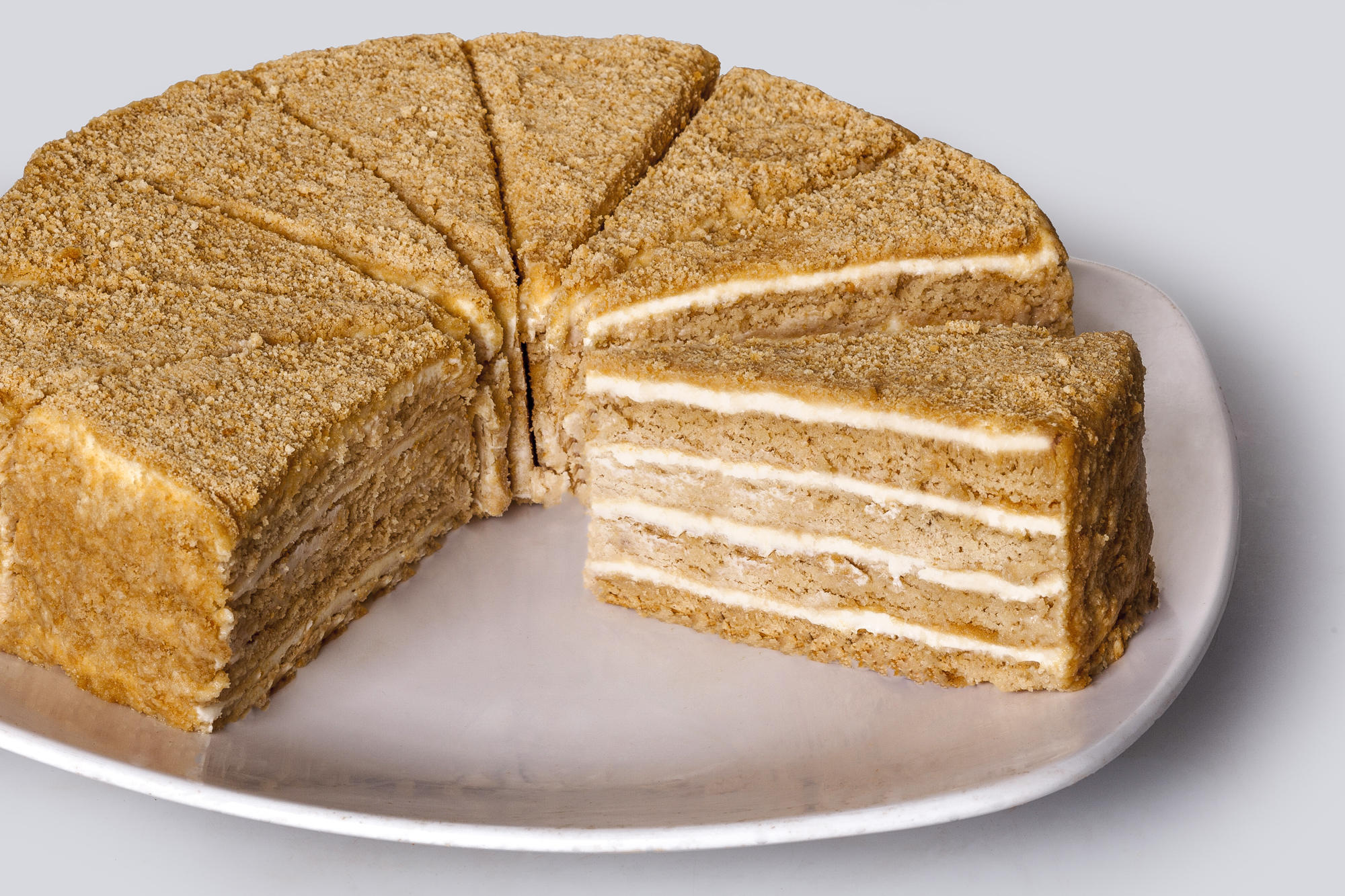 Приготовление домашнего торта медовик. Наполеон, Прага, медовик. Торт медовик Питер Фрост. Торт Дамский каприз медовый. Торт медовик бисквитный.