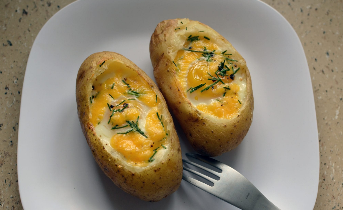 Овощи с яйцом в духовке. Яичница с картошкой. Картофель запеченный с яйцом. Запечённая картошка с яйцом в духовке. Картошка в духовке запеченная с сыром и яйцом.