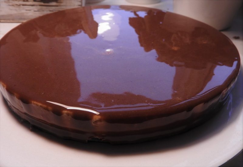 Tort s shokoladnoj zerkalnoj glazuryu