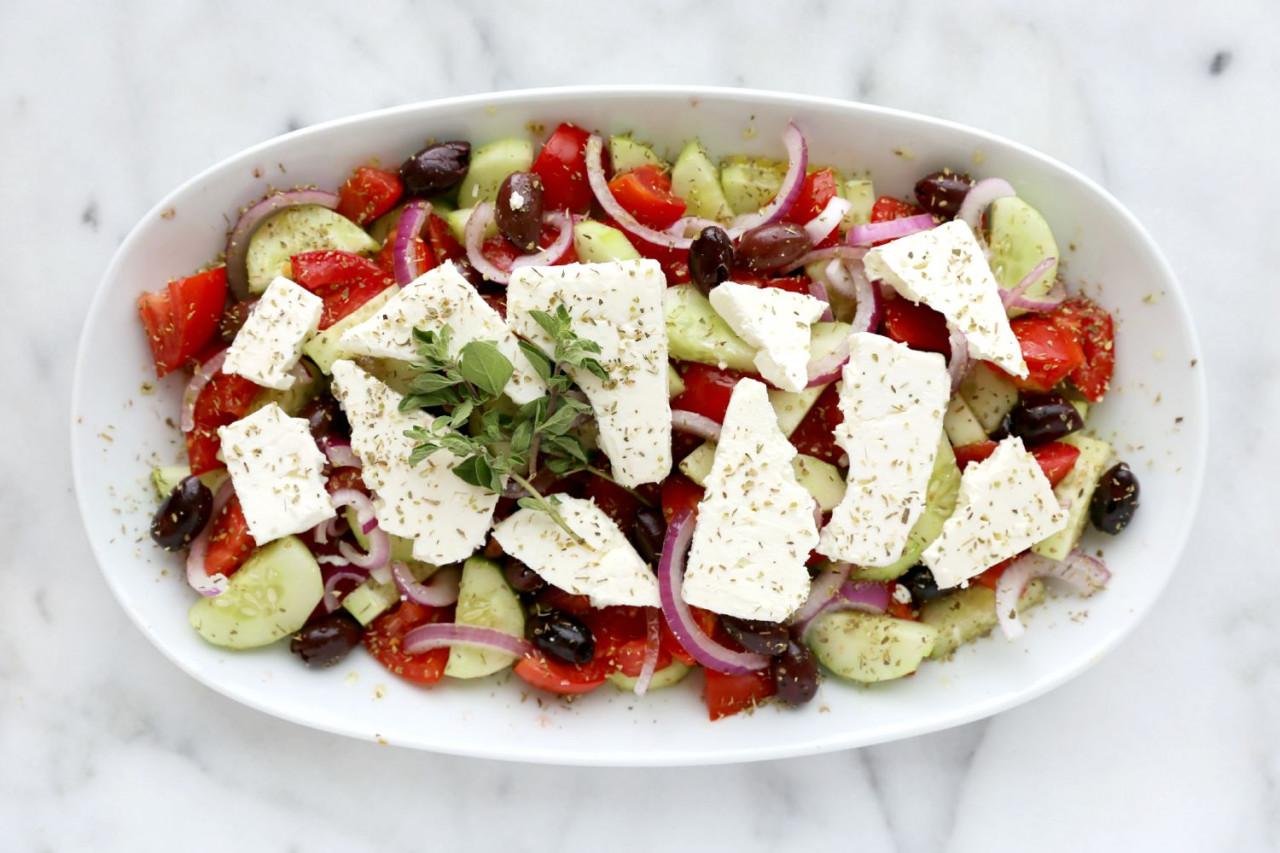 Настоящий греческий. Греческий салат с фетаксой и маслинами. Салат с сыром фетакса и помидорами и огурцами. Греческий салат с сыром Фета.