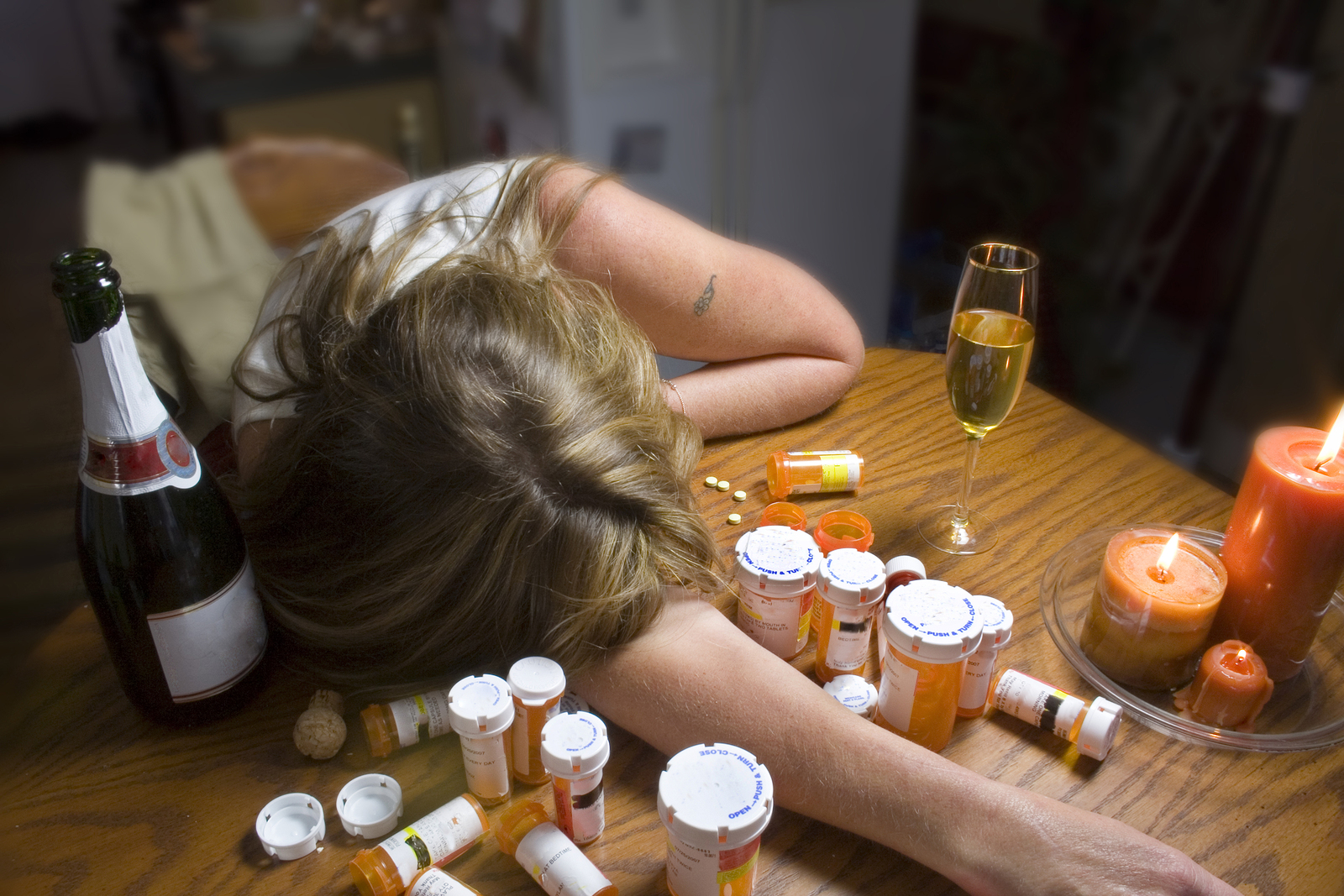 Отравление антидепрессантами. Снотворные с алкоголем. Пьющая женщина. Отравление алкоголем лекарства.