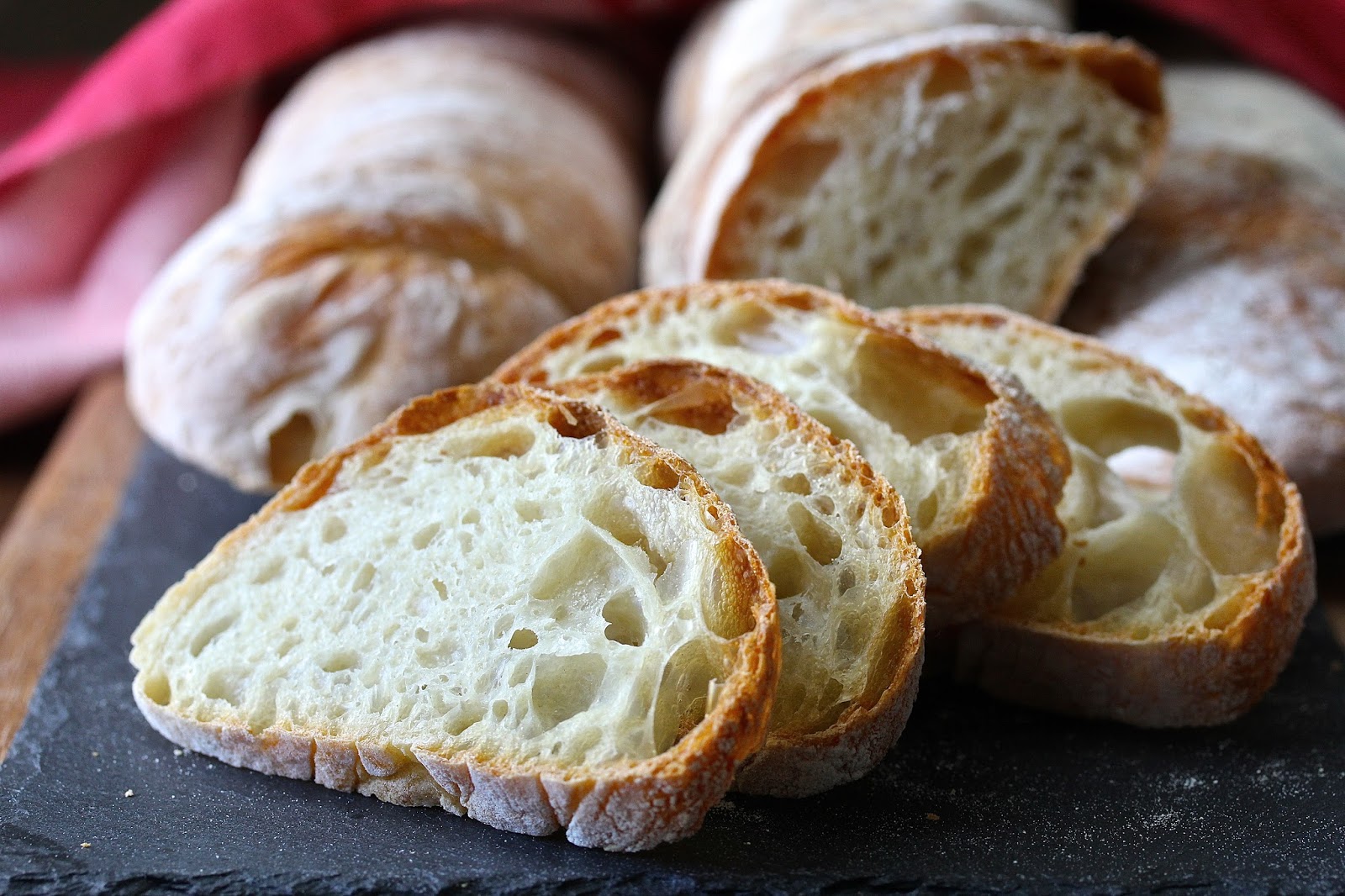 Рецепт хрустящего хлеба. Чиабатта Италия. Хлеб чиабатта. Итальянская чиабатта. Чиабатта хлеб Италия.