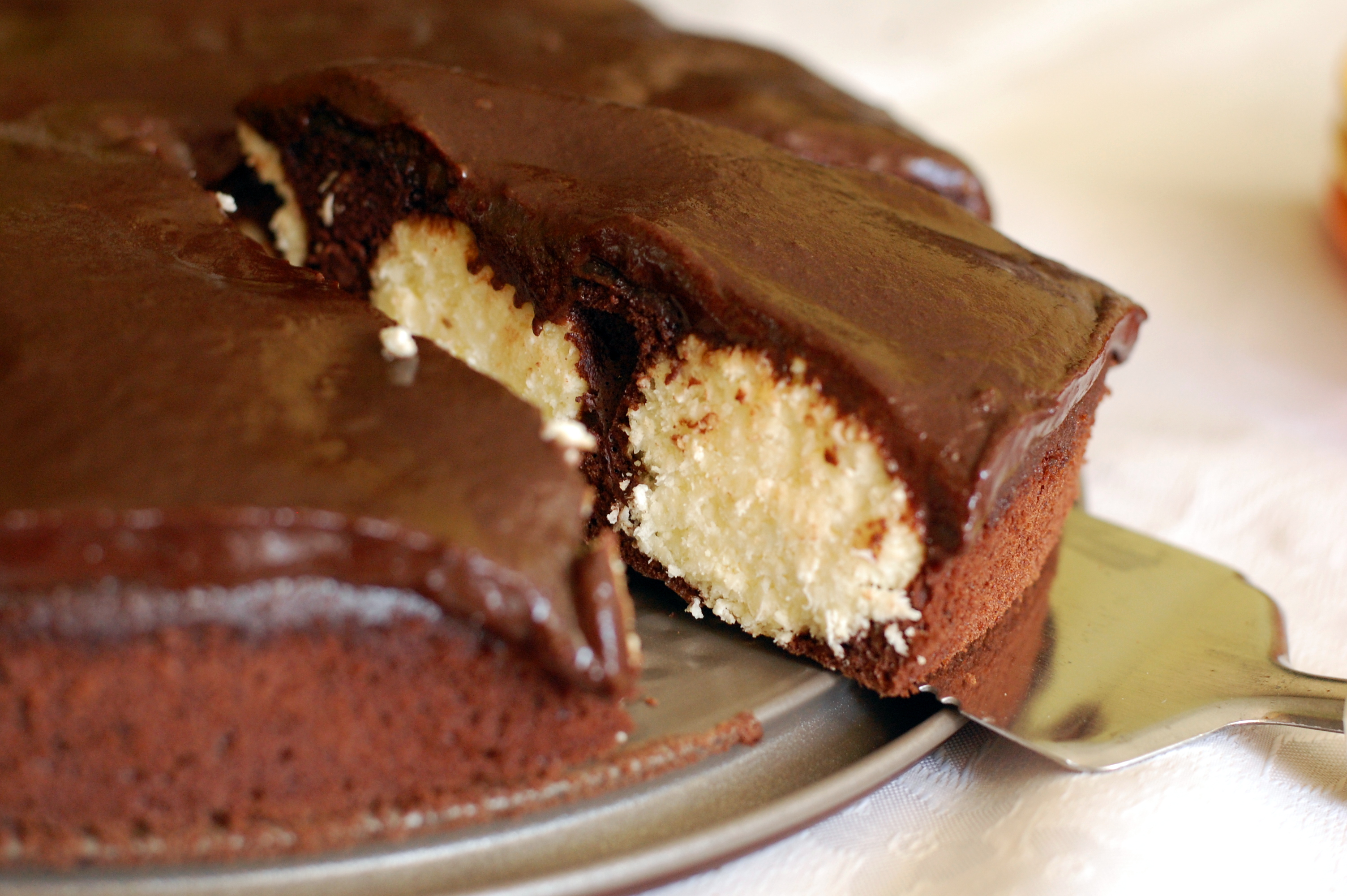 Белькович шоколадно творожный пирог. Шоколадно творожный пирог. Шоколадно творожный торт. Пирог с творогом и шоколадом. Шоколадный пирог с творогом.