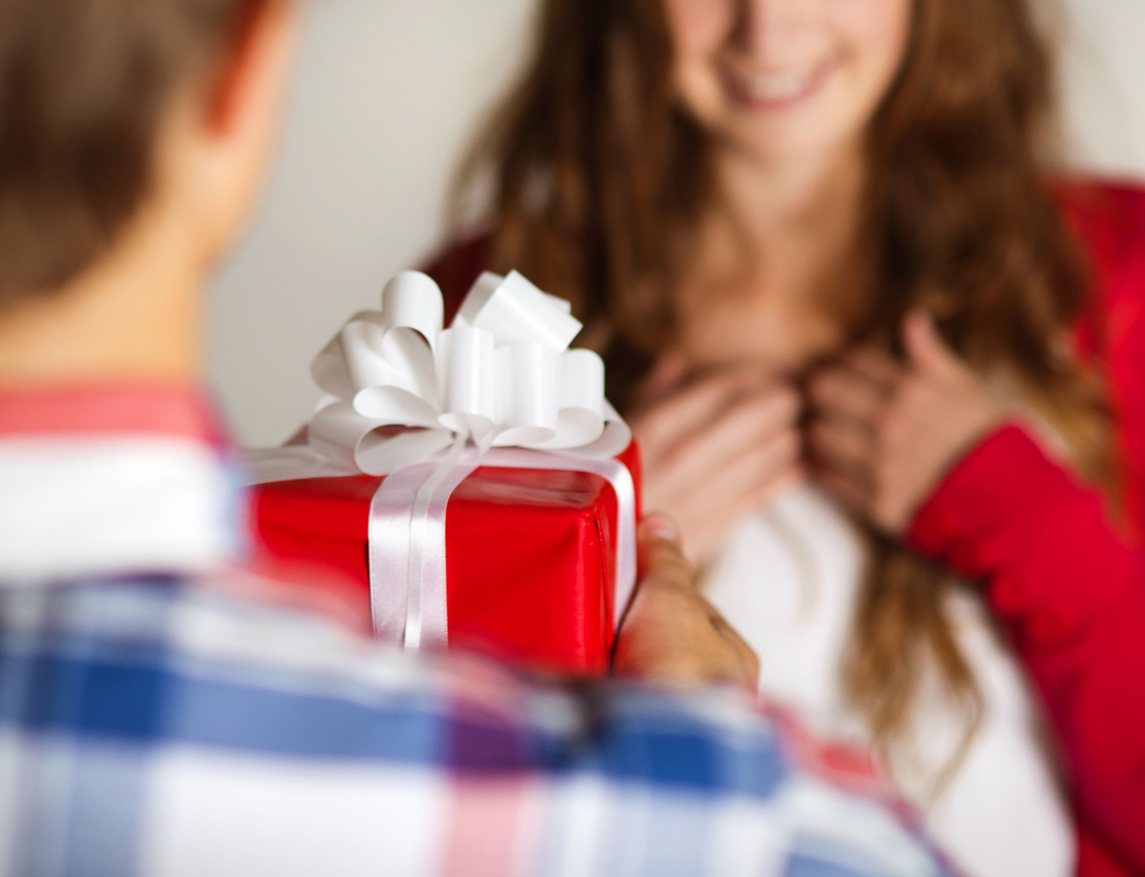 Преподносит приятные сюрпризы. Подарок девушке. Дарим подарки. Вручает подарок. Вручение подарка.
