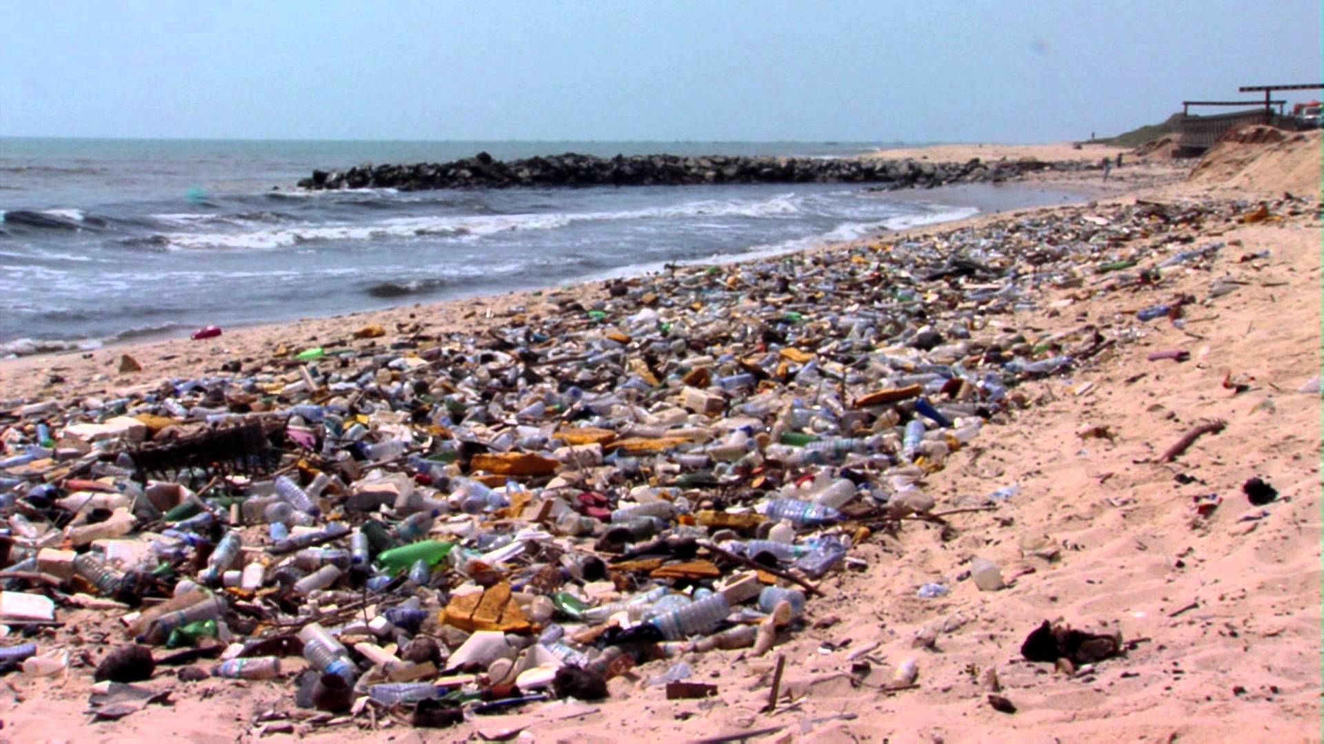 мусор на пляже