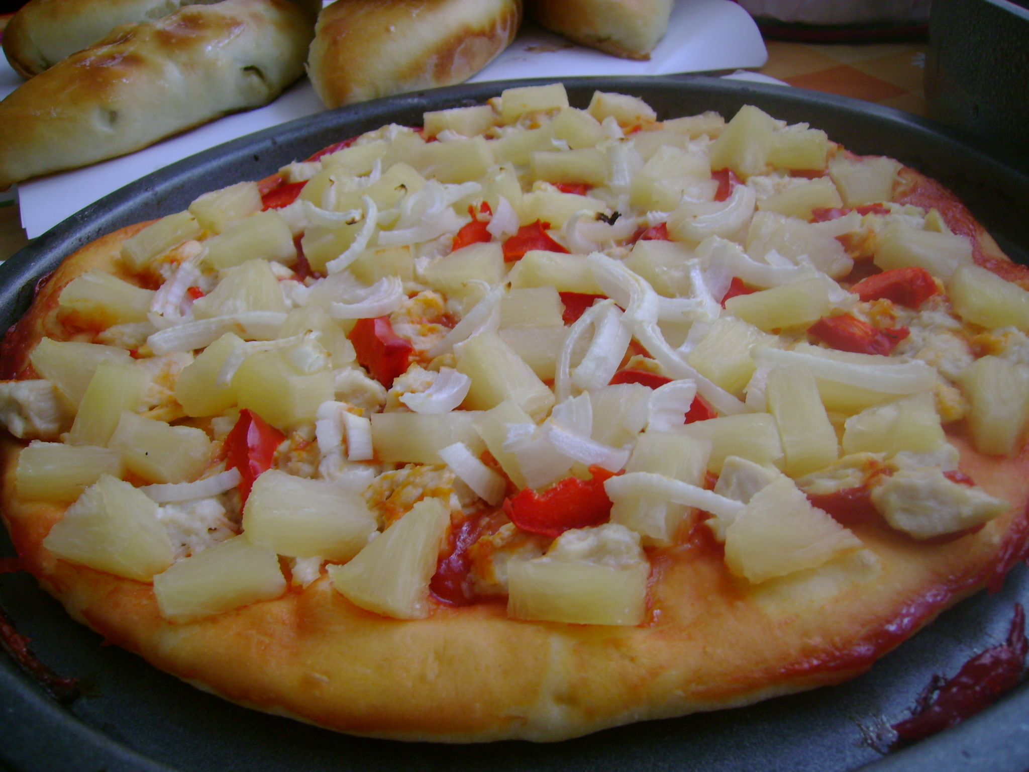 приготовление пиццы в духовке с колбасой и сыром домашних условиях фото 102