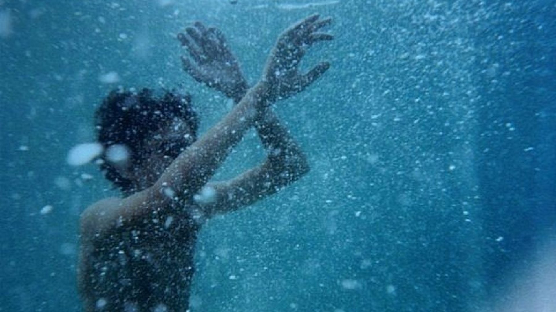 Живой утонуть. Тонущий человек. Вода и человек. Фотосессия под водой. Человек в воде Эстетика.