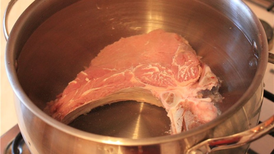 Рецепт приготовления говядины в кастрюле. Мясо в кастрюле. Бульон с мясом. Кусок мяса в кастрюле. Говядина в кастрюле.