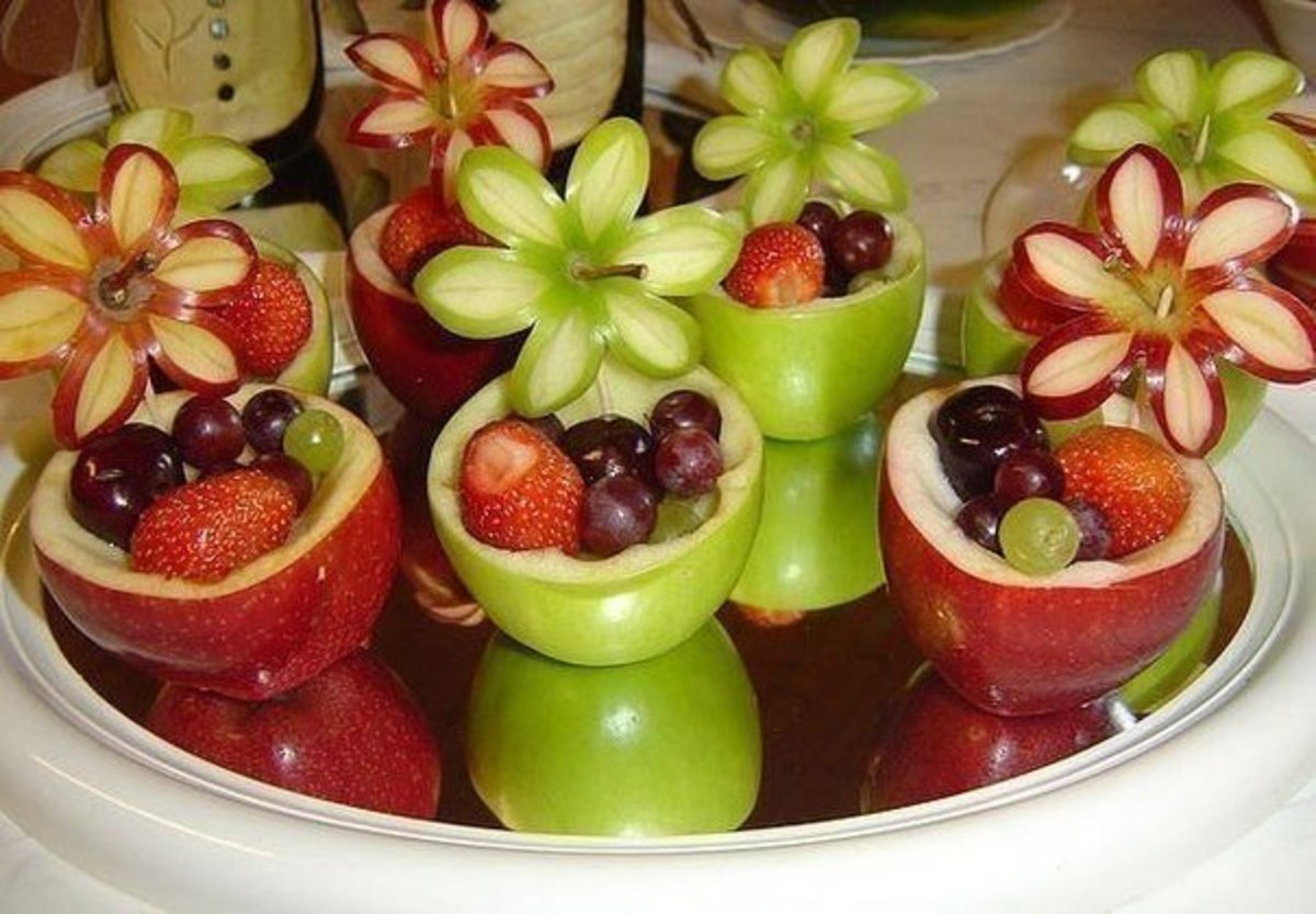 Красивое украшение из фруктов