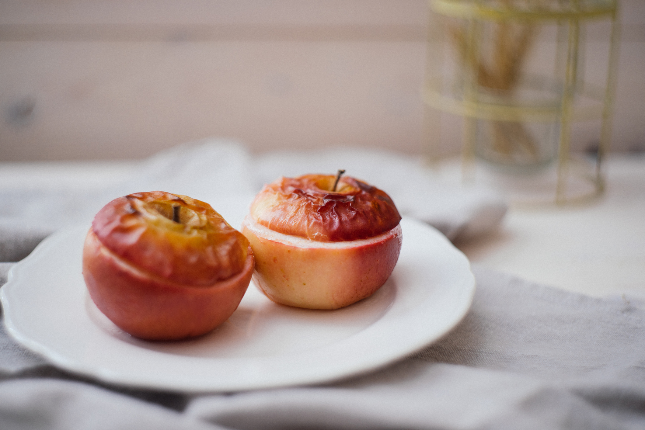 Печеные яблоки в духовке польза для организма. Печеные яблоки. Запечённые яблоки в духовке. Печенное в духовке яблоко. Запечённые яблоки в духовке с мёдом.