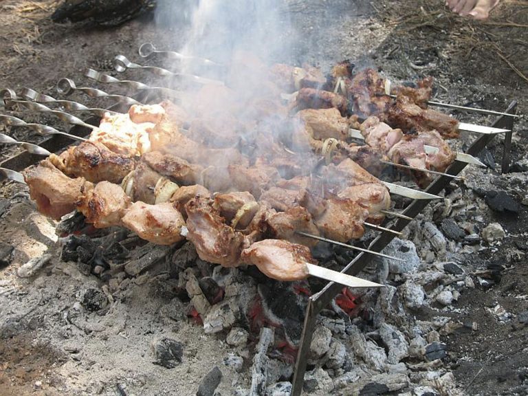Как правильно жарить шашлык: 4 рецепта вкусного шашлыка