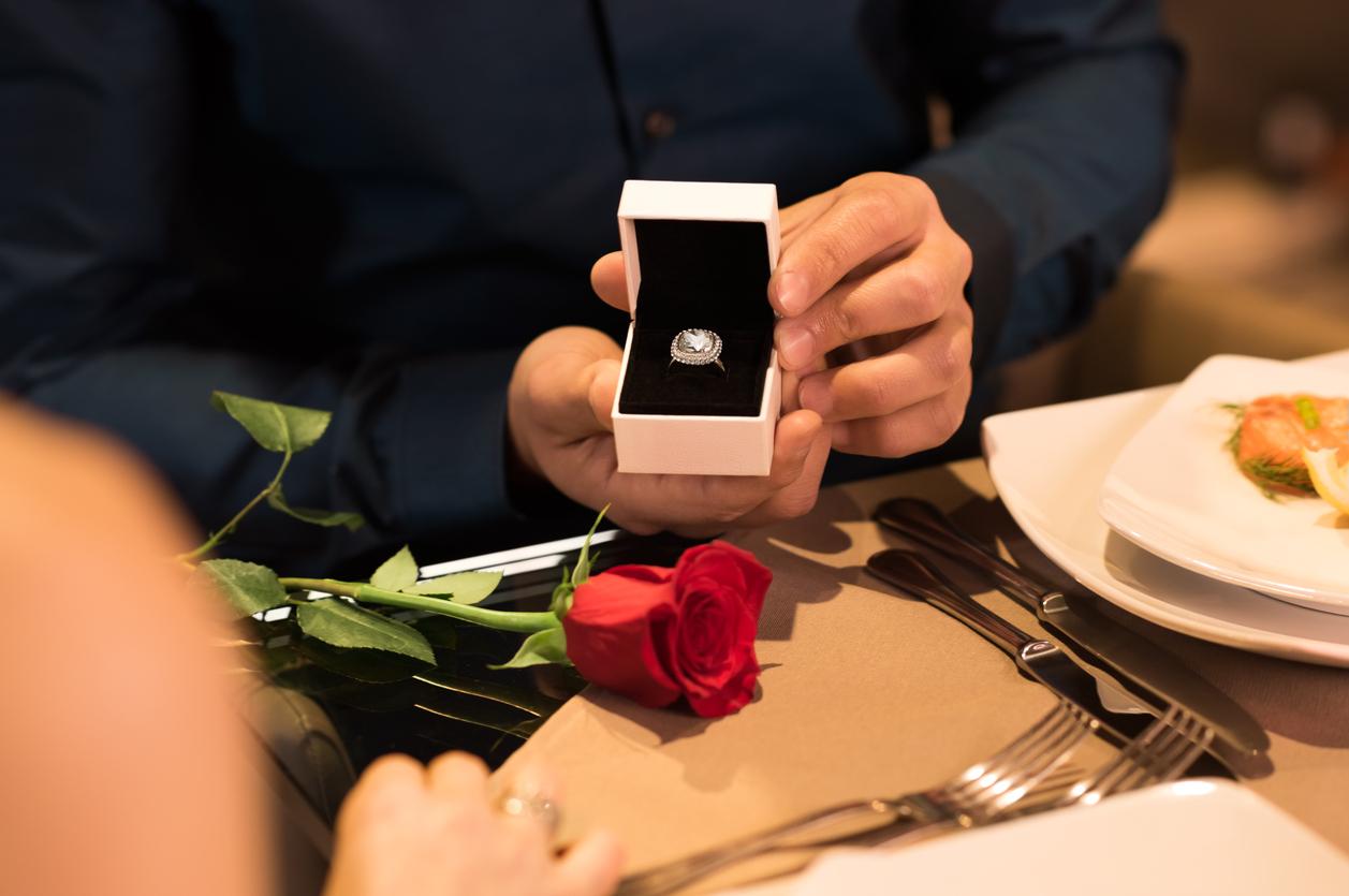 Мужчина делает предложение девушке с кольцом