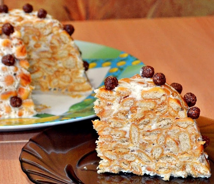 Печенье со сметаной и сгущенкой рецепт. Торт из крекера. Торт из крекера без выпечки. Тортик из печенья рыбки. Крекеры на тортиках.