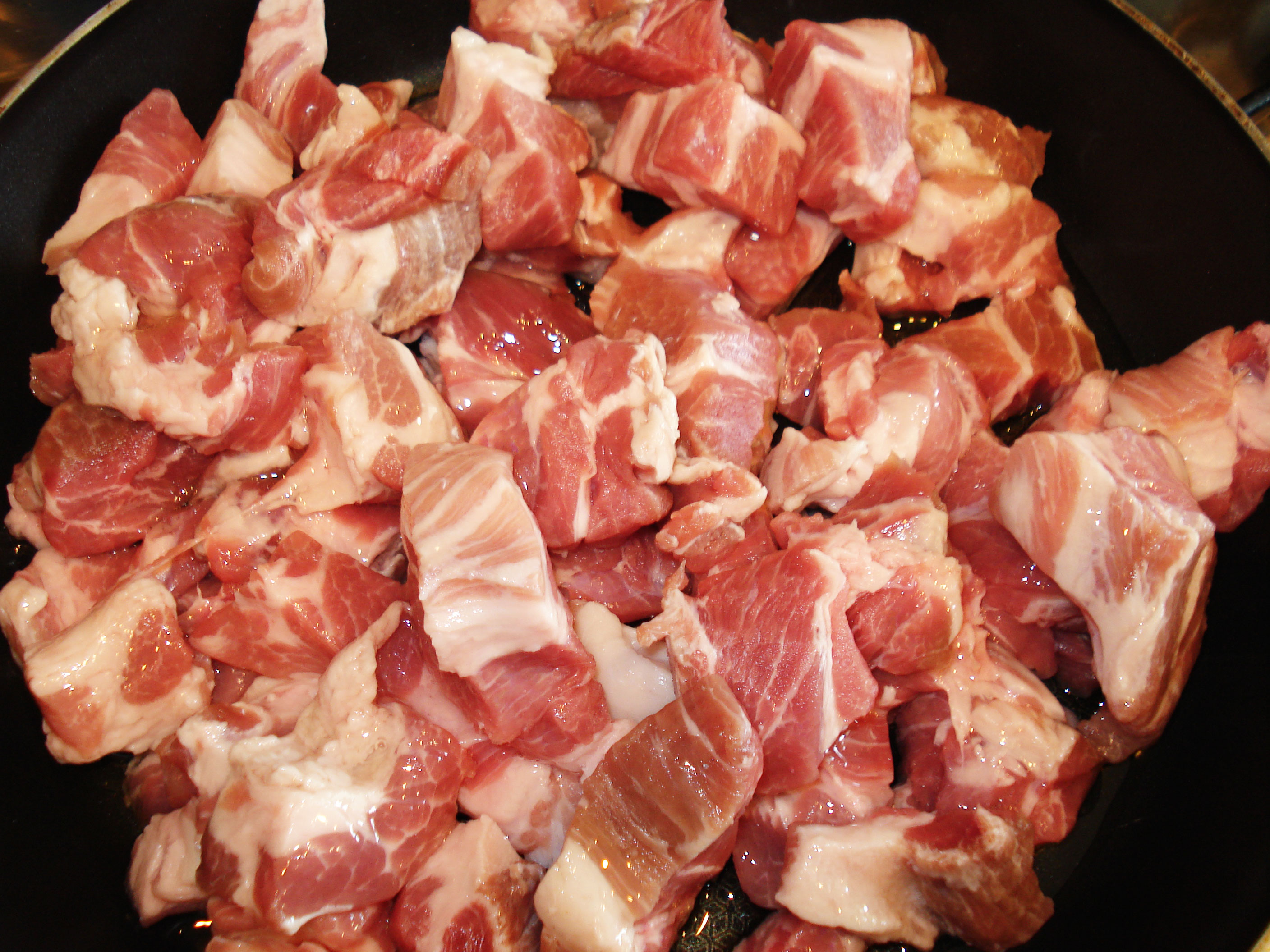 Вкусный рецепт свинины кусочками. Свинина поджарка (гуляш). Гуляш с мясом. Свинина мясо на гуляш. Гуляш со свининой.