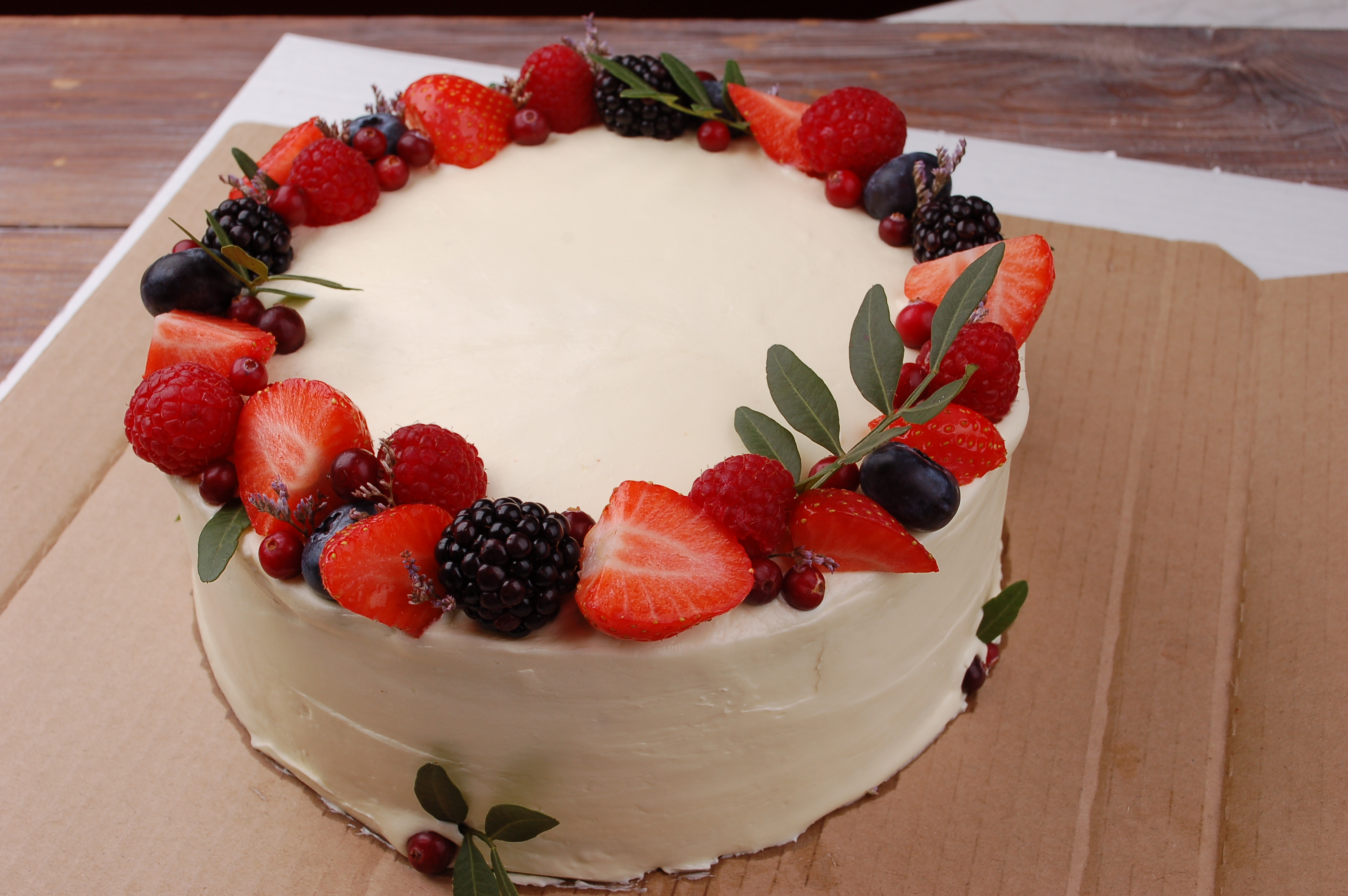 Красиво украшенные торты фото. Украшение торта ягодами. Украшение торта фруктами. Я украшения торта. Украшение Мота ягодами.