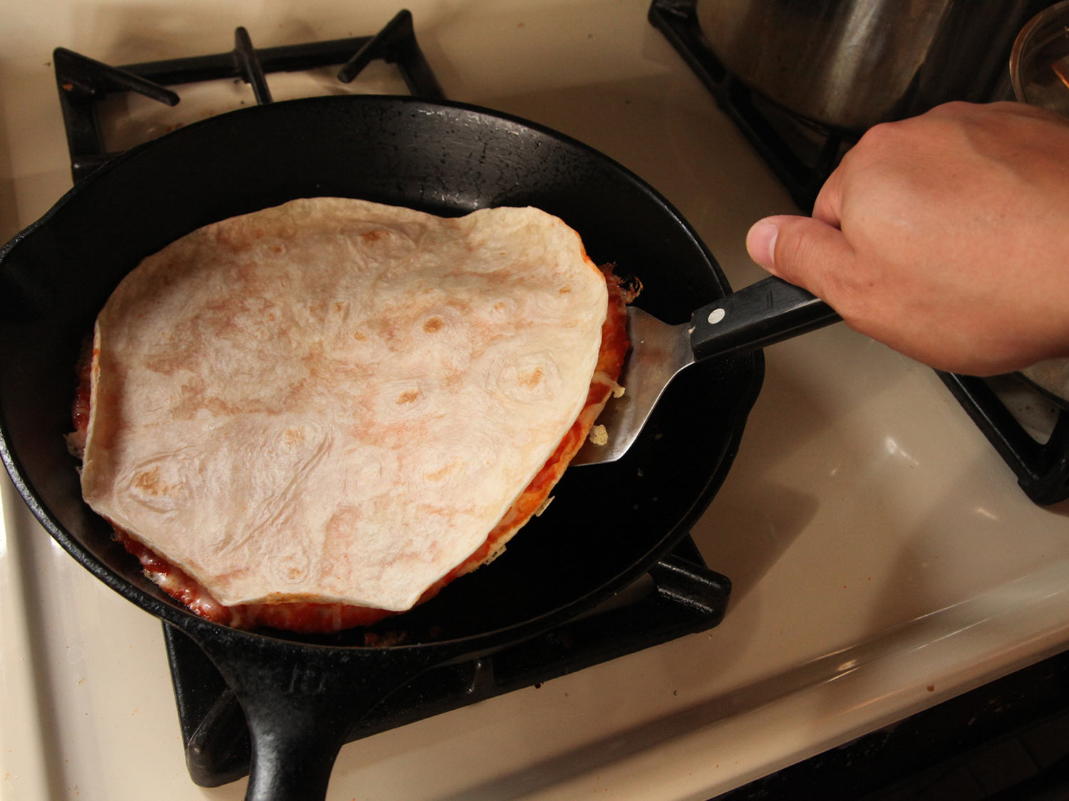 пицца с лавашом на сковороде с яйцом и сыром и колбасой и помидорами рецепт приготовления фото 51