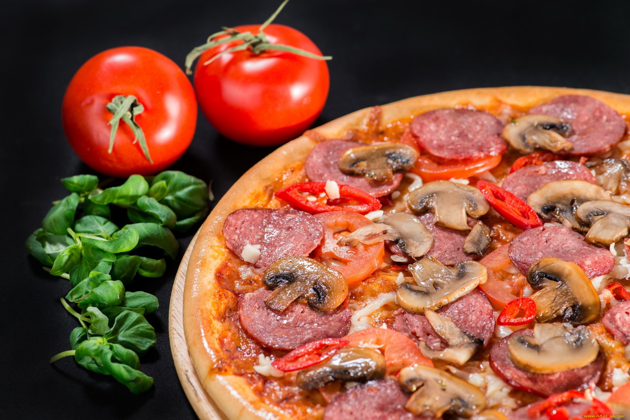 Сочная пицца с грибами и помидорами