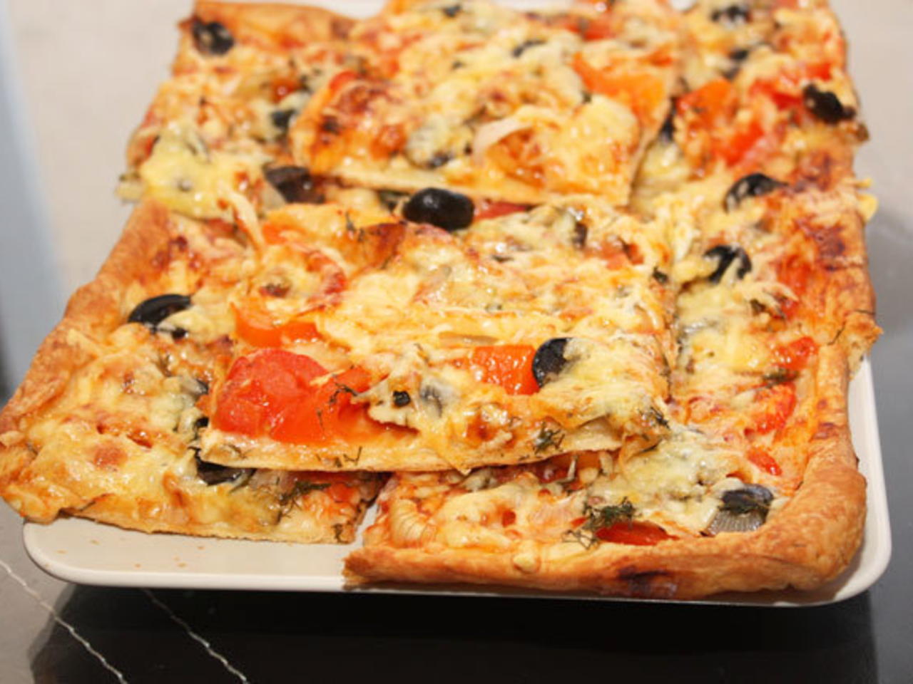 пицца со слоеным тестом в духовке рецепт с колбасой и сыром и помидорами фото 16