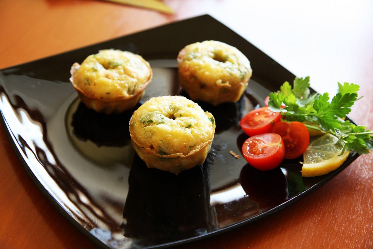 Закусочные маффины с сыром и ветчиной