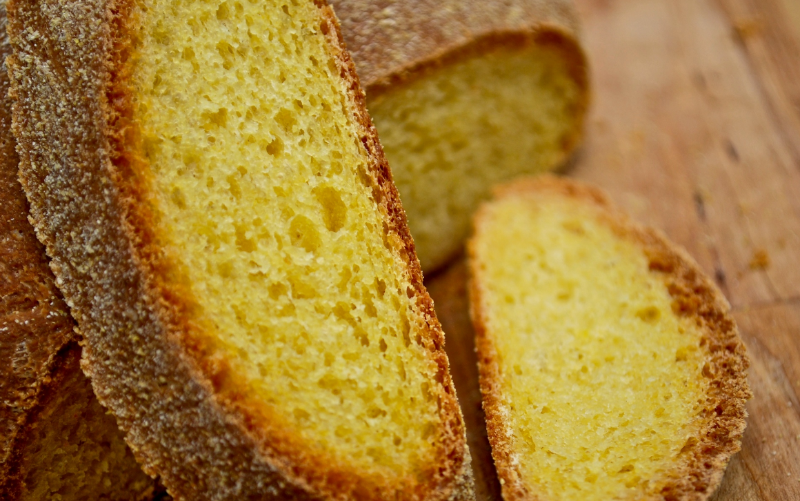 Кукурузная мука хлебопечка рецепты. Хлеб кукурузный Бакальдрин. Хлеб Броа. Хлеб из кукурузной муки. Хлеб с кукурузной мукой.