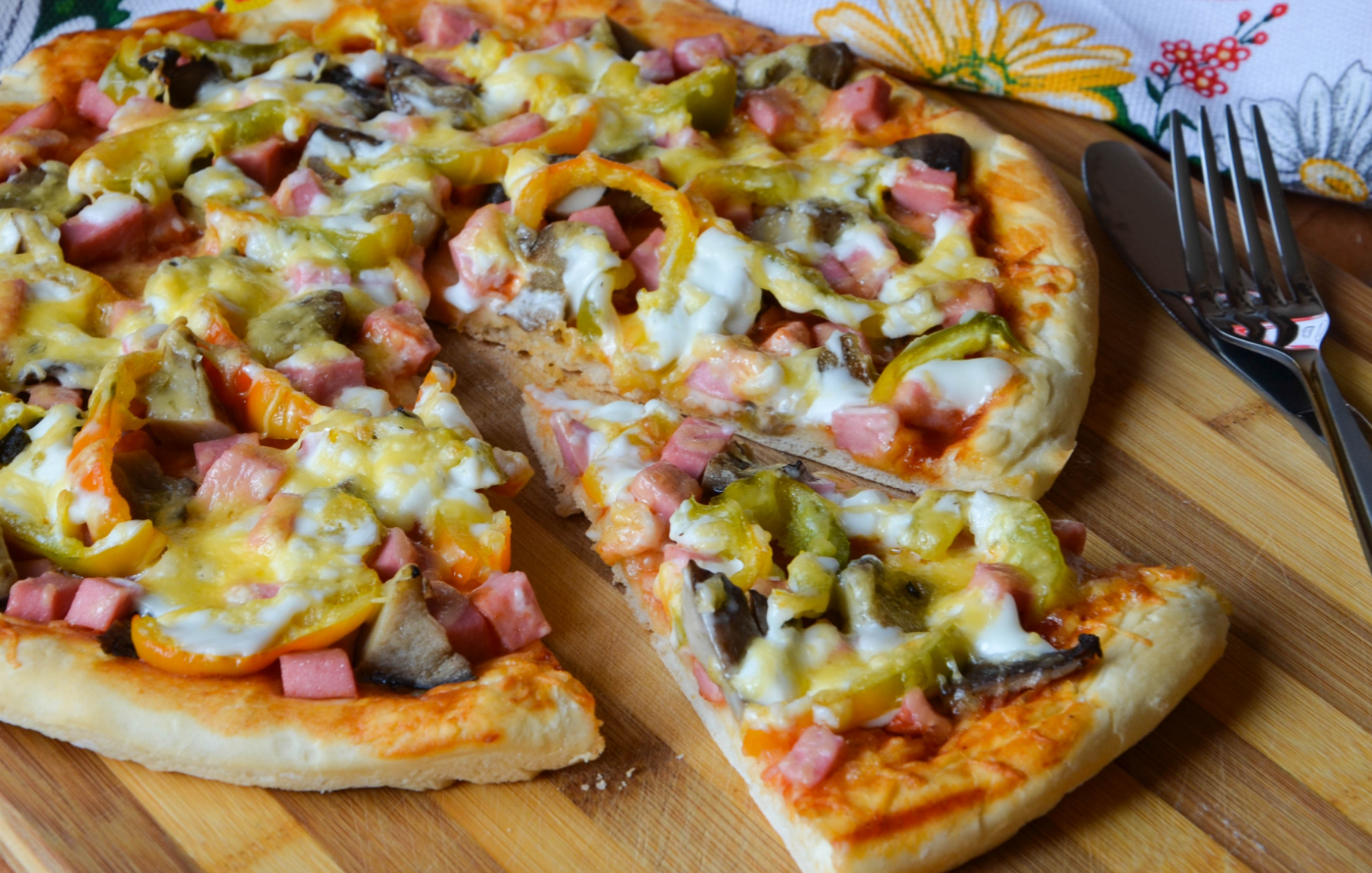 рецепт пиццы в духовке на дрожжевом тесте с сыром колбасой домашней (120) фото