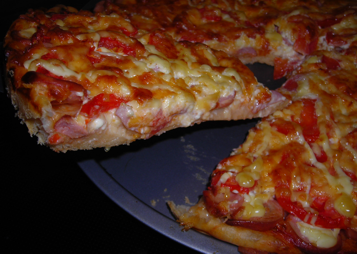 Пицца рецепт простой и вкусный в духовке. Пицца домашняя в духовке. Пицца домашняя в духовке вкусная. Пицца домашняя с сосисками. Пицца домашняя фото.