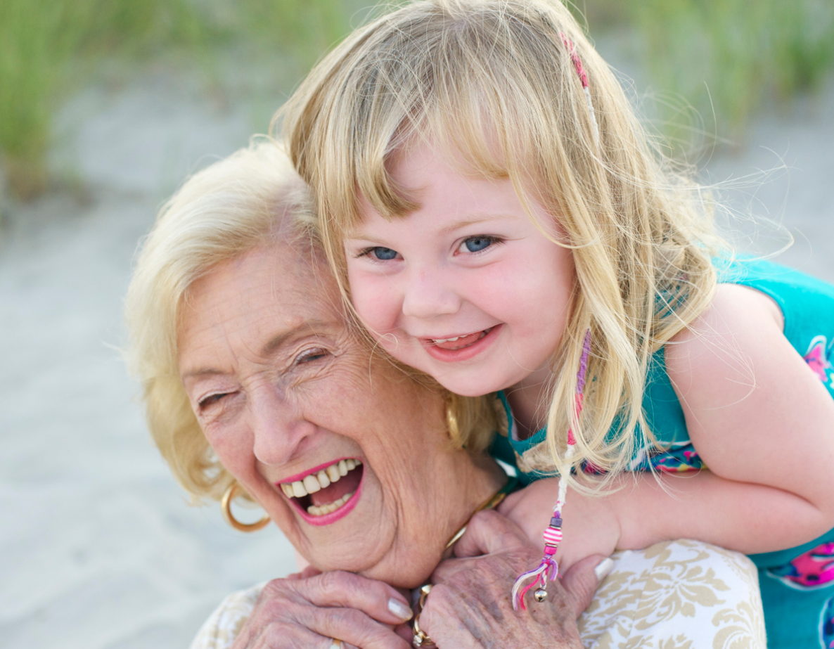 Бабушка и внучка. Девочка с бабушкой. Фотосессия бабушка и внучка. Красивая улыбающаяся бабушка с внучкой.