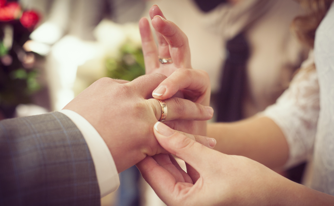 Приснилось кольцо мужа. Одевает кольцо. Свадьба руки с кольцами. Красивые обручальные кольца на руках. Надевает обручальное кольцо.