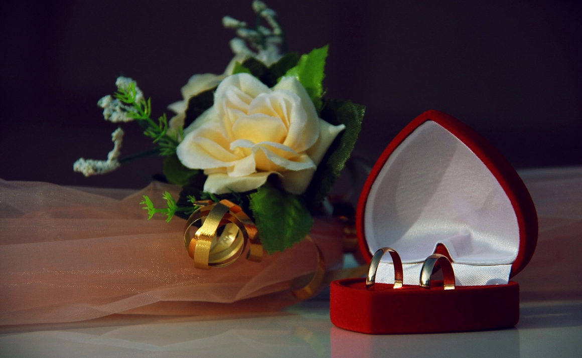 Поздравления с 29 годовщиной. Свадебные кольца в коробочке. Обручальное кольцо в коробочке. Бархатная коробочка для кольца. Подарок на юбилей свадьбы.