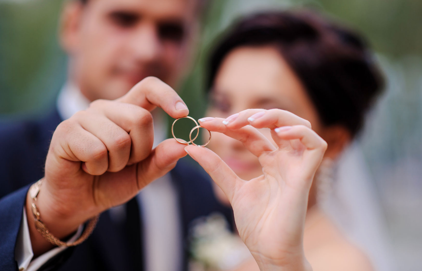 Новое замужество. Свадебные кольца. Кольца жениха и невесты. Брак. Жених с кольцом.