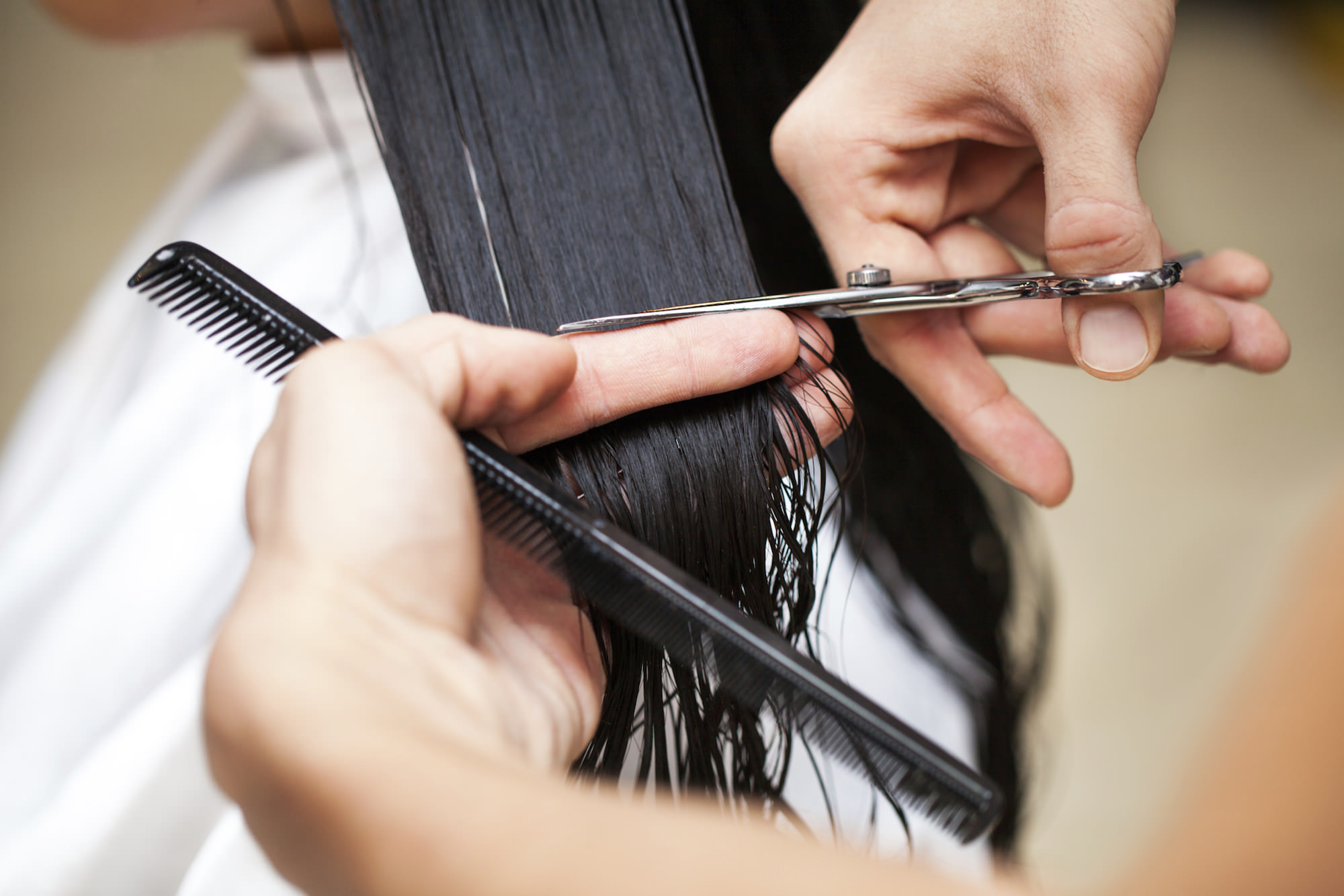 Как правильно оттягивать волосы при стрижке волос